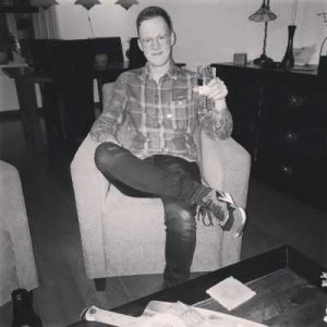 Mike Meurs in stoel zwartwit