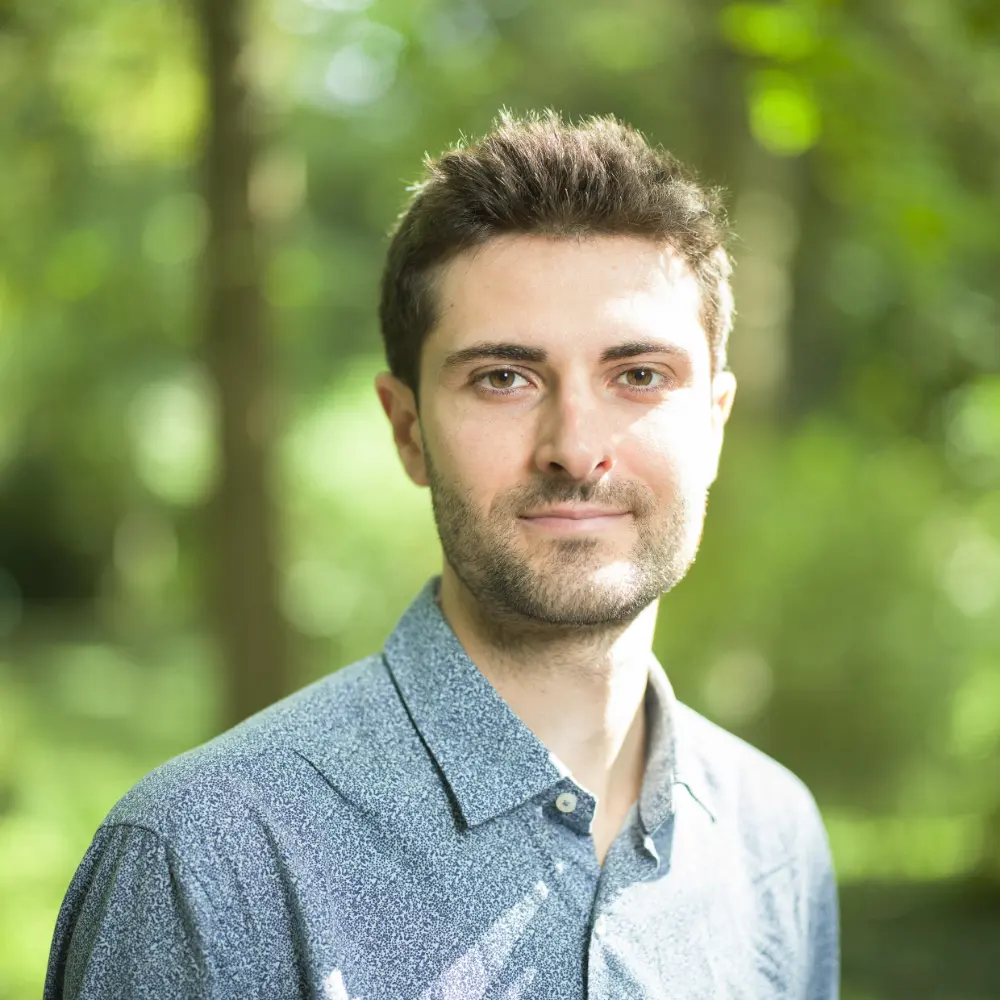 Martin Hafizi portret met bomen achtergrond-vierkant