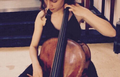 Gülce Sucular cello spelend 500x581