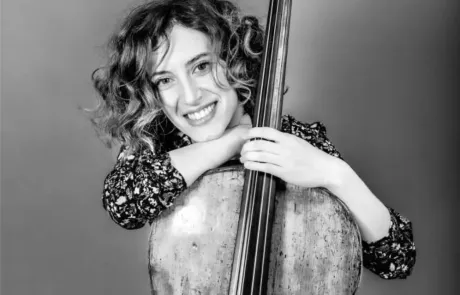 Gülcu Sucular zittend achter de cello