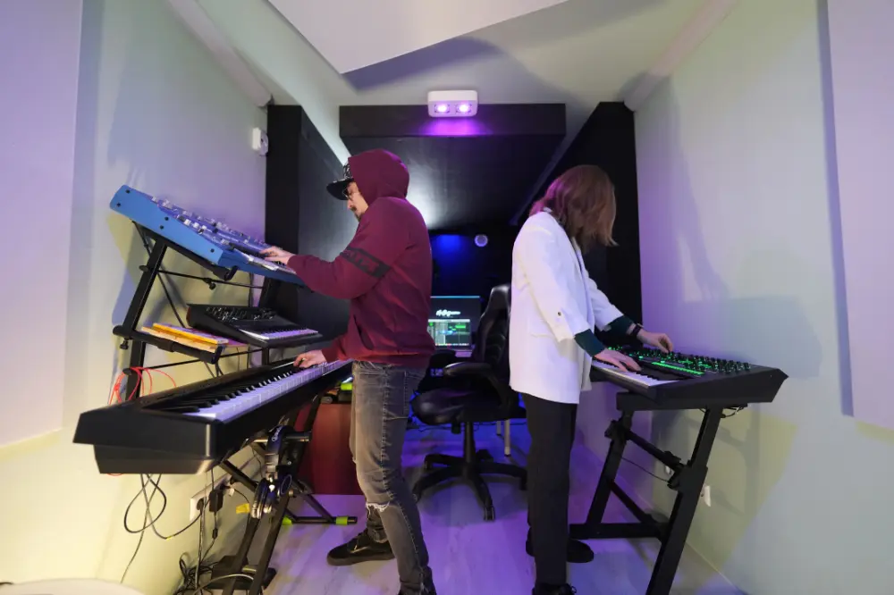 Container studio Pietro Iossa 2 keyboards