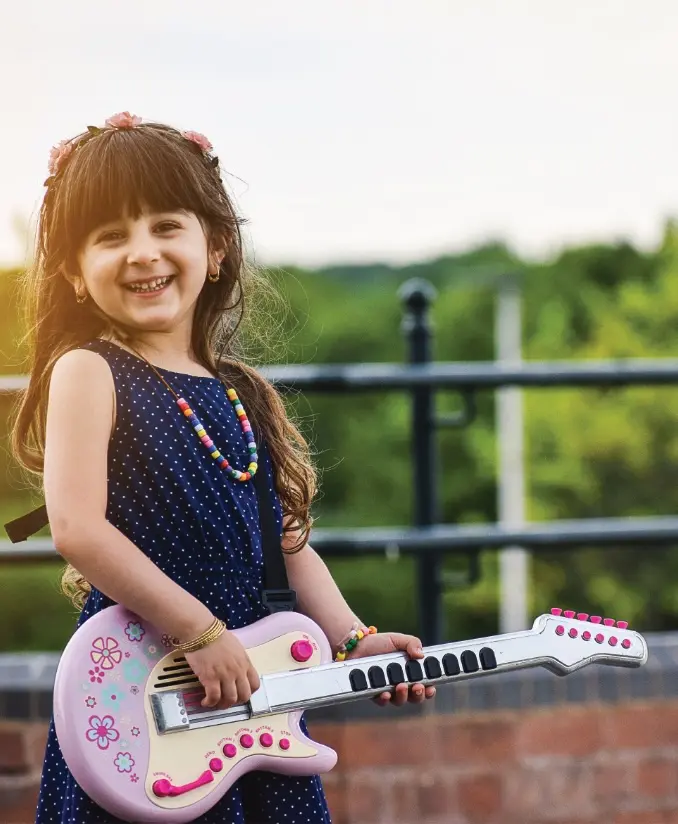 Happy meisje met roze gitaar