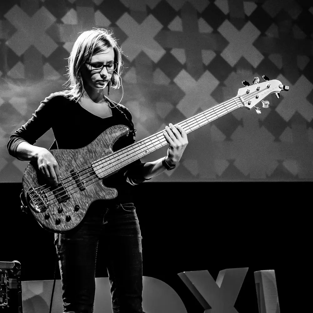 Marta Golka basgitaar vierkant 1000x1000px
